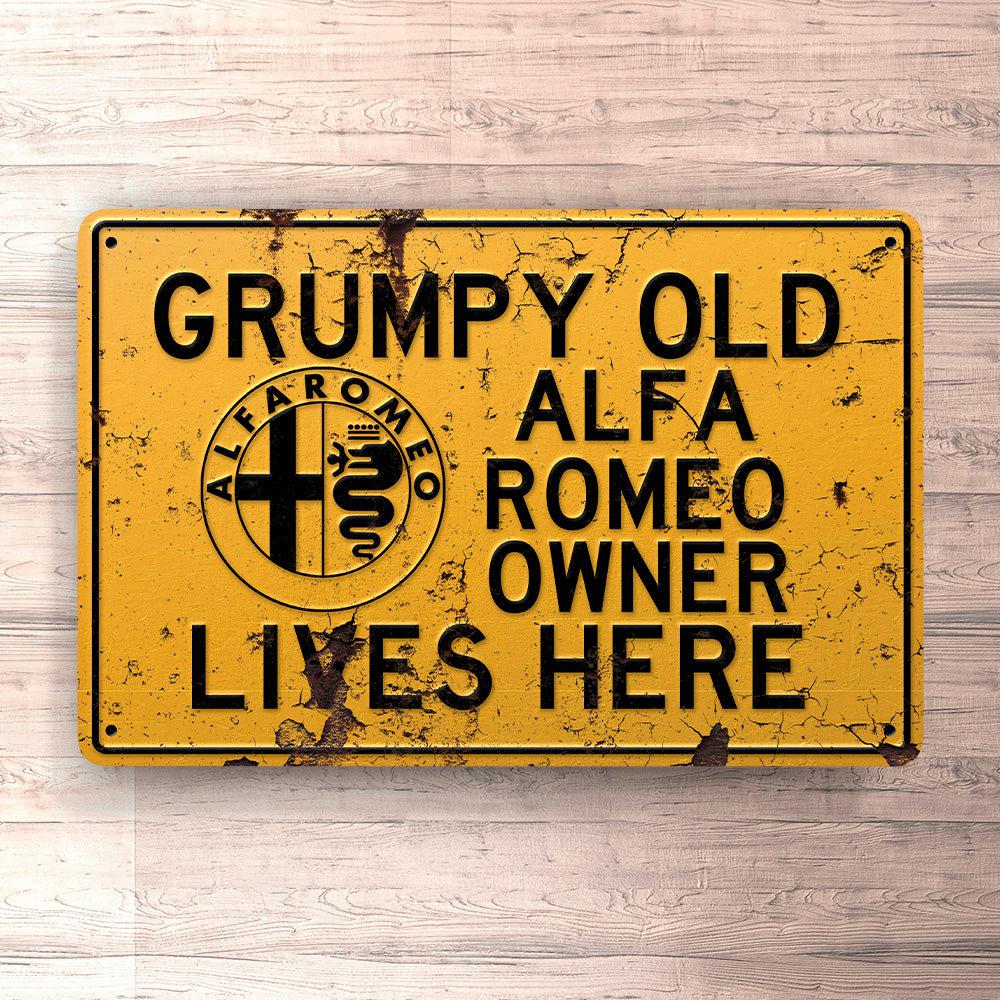 Alfa Romeo Grumpy Old Alfa Romeo Owner Lives Here Skilte, Musemåtte, Dørmåtte-Skilte-Alfa Romeo-Garage Culture Shop- garage - man cave - merchandise