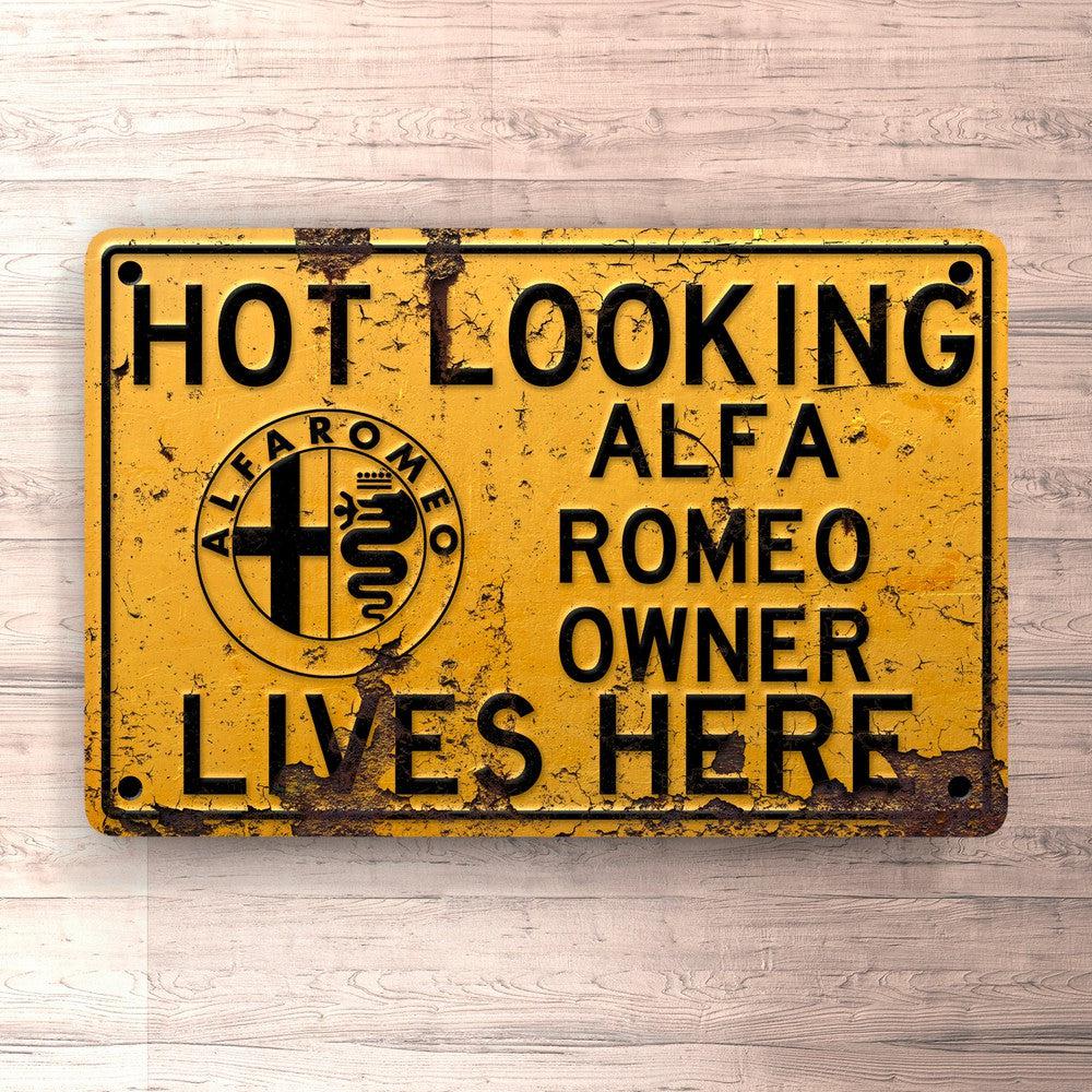 Alfa Romeo Hot Looking Alfa Romeo Owner Lives Here Skilte, Musemåtte, Dørmåtte-Skilte-Alfa Romeo-Garage Culture Shop- garage - man cave - merchandise