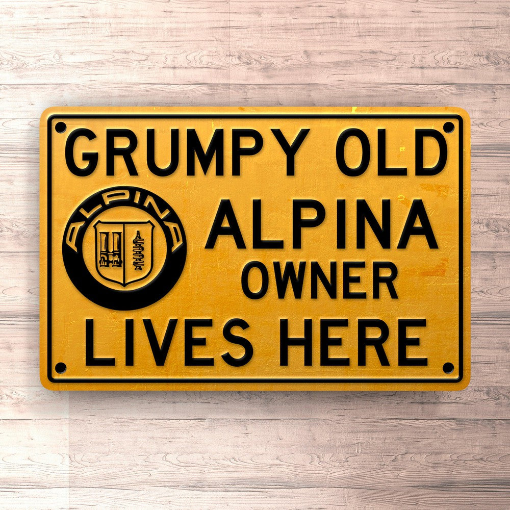 Alpina Grumpy Old Alpina Owner Lives Here Skilte, Musemåtte, Dørmåtte , Plakat-Skilte-Alpina-Garage Culture Shop- garage - man cave - merchandise