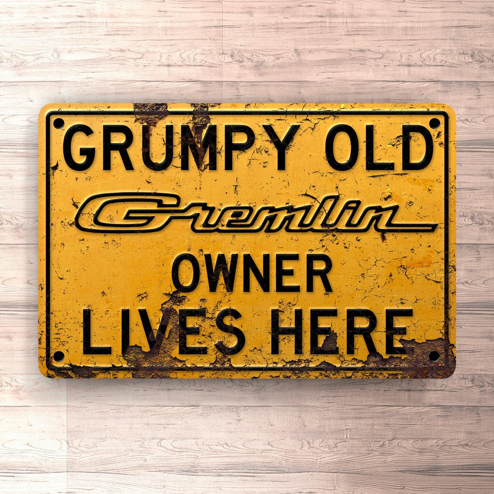 Amc Gremlin Grumpy Old Amc Gremlin Owner Lives Here Skilte, Musemåtte, Dørmåtte-Skilte-AMC-Garage Culture Shop- garage - man cave - merchandise