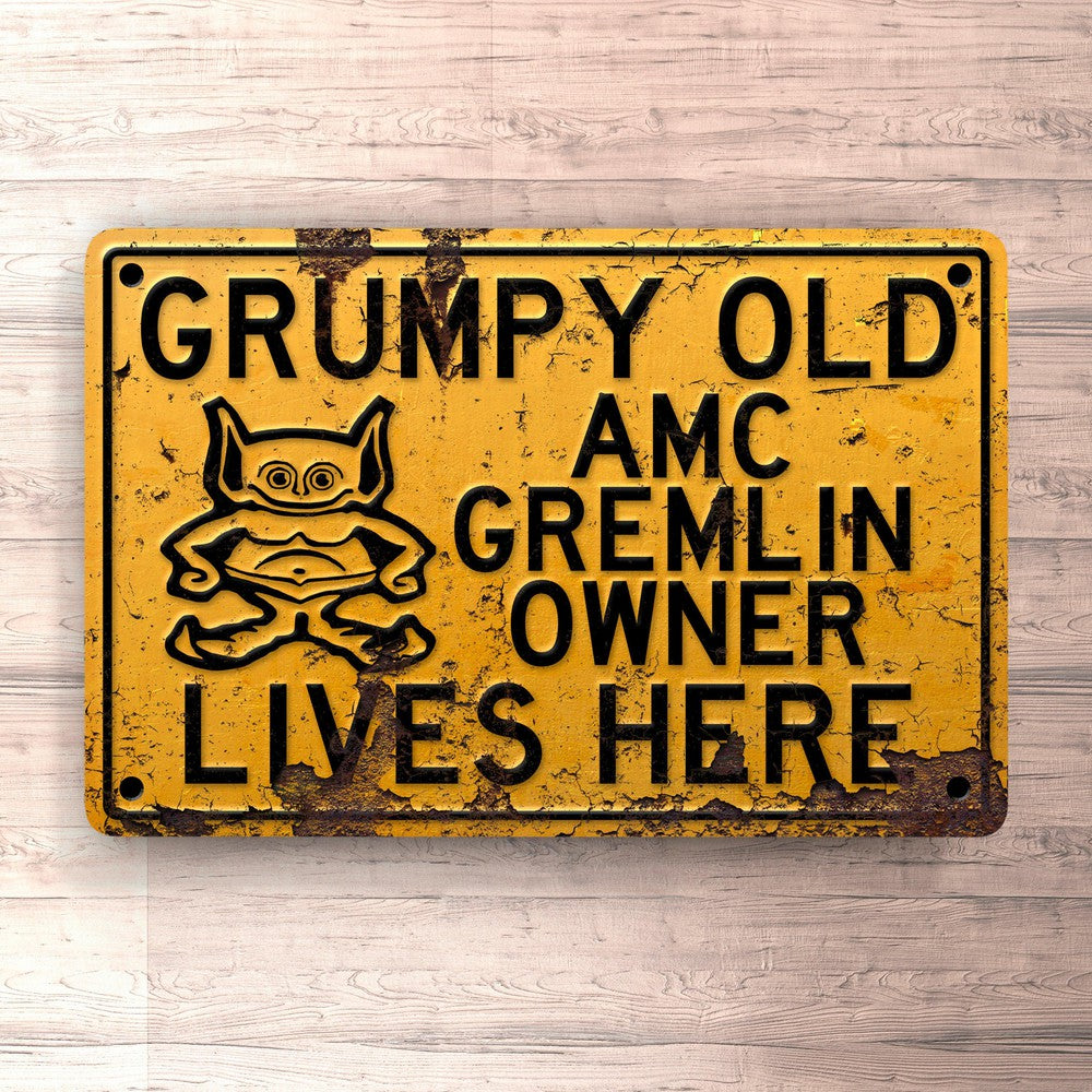 Amc Gremlin Grumpy Old Amc Gremlin Owner Lives Here Skilte, Musemåtte, Dørmåtte-Skilte-AMC-Garage Culture Shop- garage - man cave - merchandise