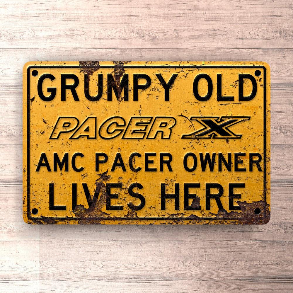 Amc Pacer X Grumpy Old Amc Pacer X Owner Lives Here Skilte, Musemåtte, Dørmåtte-Skilte-AMC-Garage Culture Shop- garage - man cave - merchandise