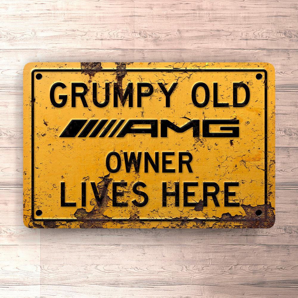 Amg Grumpy Old Mercedes Amg Owner Lives Here Skilte, Musemåtte, Dørmåtte-Skilte-AMG-Garage Culture Shop- garage - man cave - merchandise