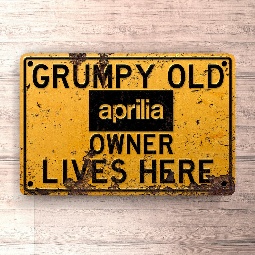 Aprilia Grumpy Old Aprilia Owner Lives Here Skilte, Musemåtte, Dørmåtte-Skilte-Aprilia-Garage Culture Shop- garage - man cave - merchandise
