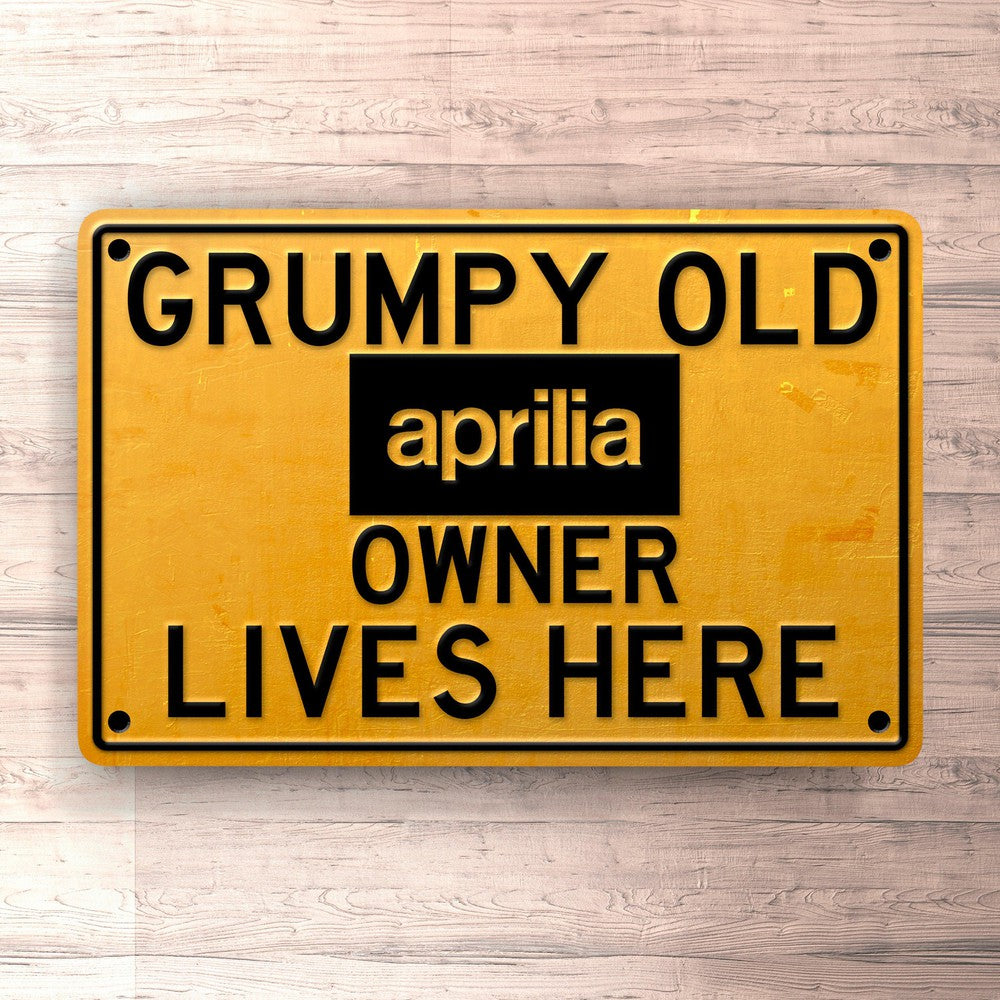 Aprilia Grumpy Old Aprilia Owner Lives Here Skilte, Musemåtte, Dørmåtte , Plakat-Skilte-Aprilia-Garage Culture Shop- garage - man cave - merchandise