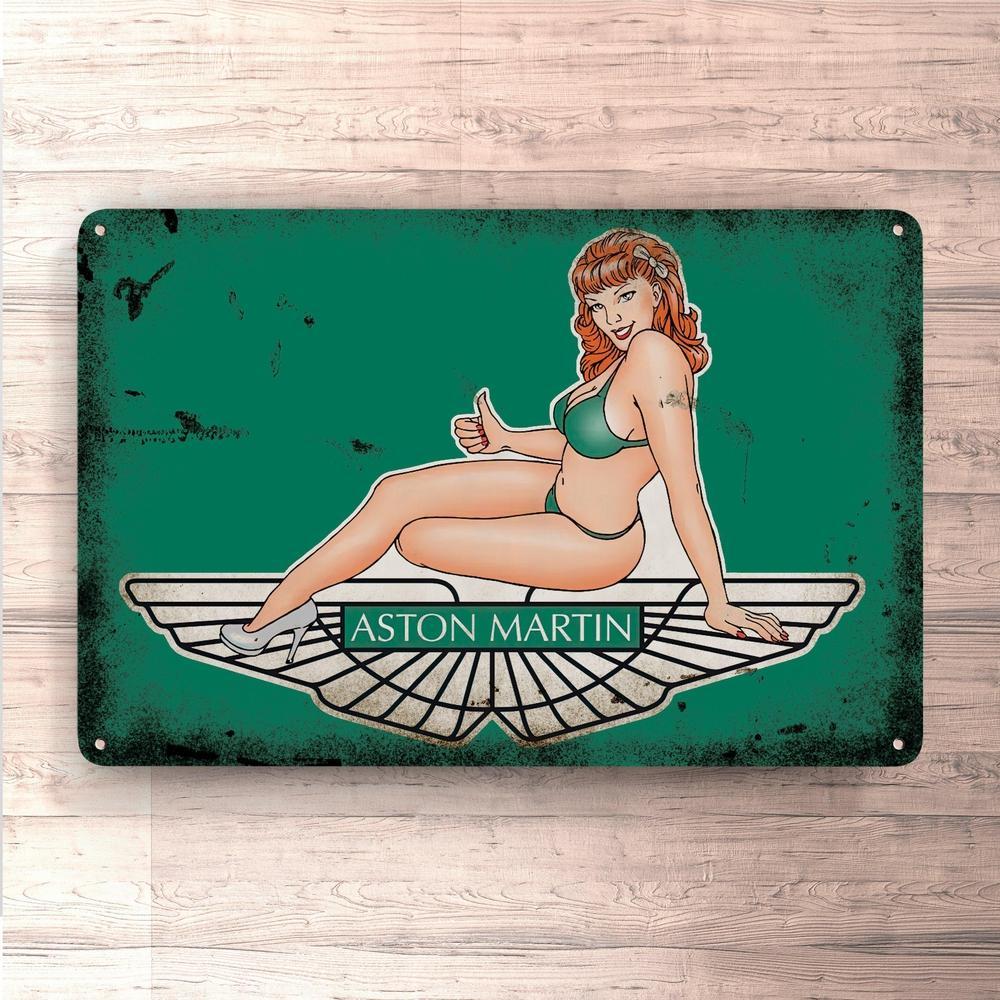 Aston Martin Pin-Up Vintage Skilte, Musemåtte, Dørmåtte-Skilte-Aston Martin-Garage Culture Shop- garage - man cave - merchandise