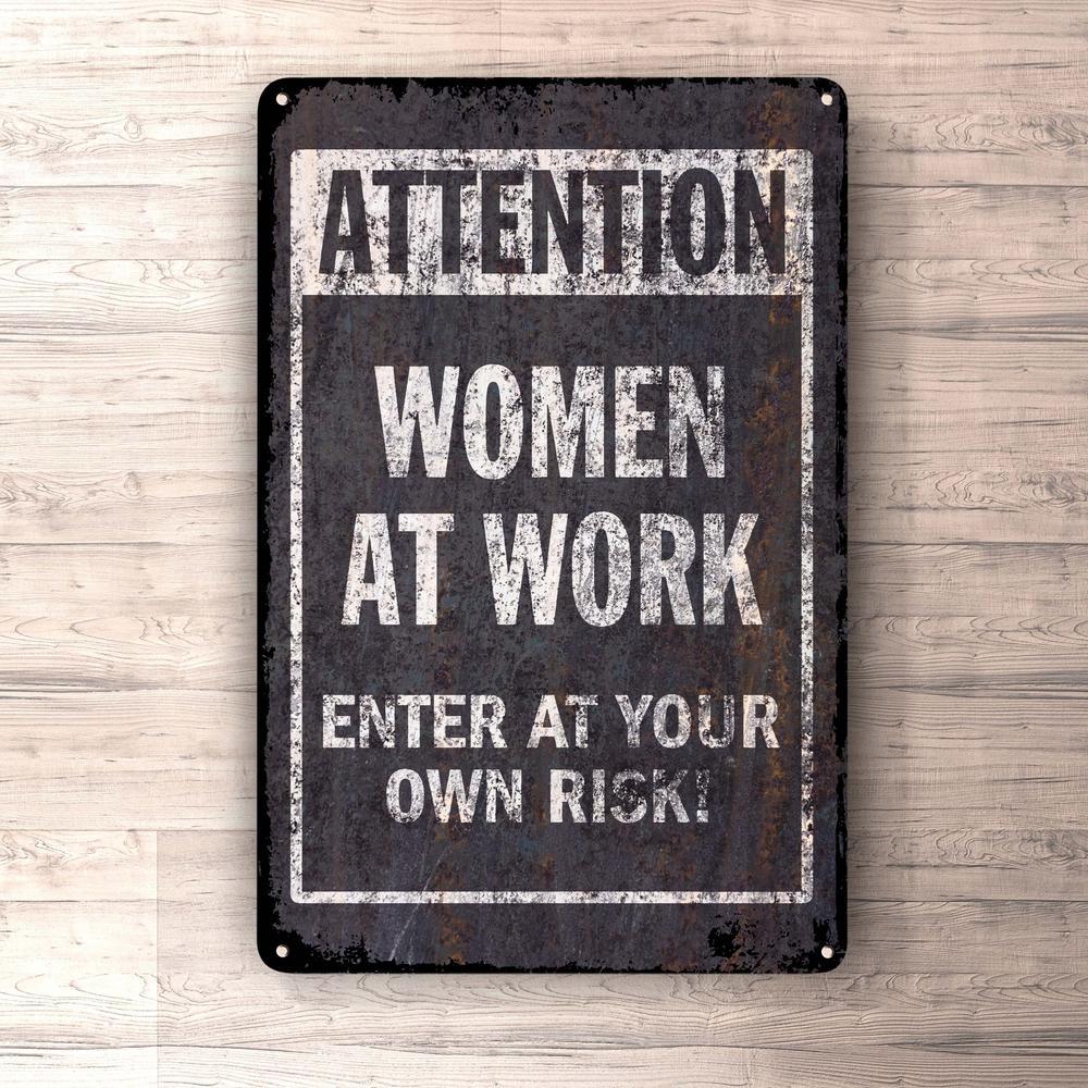 Attention Women At Work Enter At Your Own Risk! Skilte, Musemåtte, Dørmåtte-Skilte-Funny Garage-Garage Culture Shop- garage - man cave - merchandise