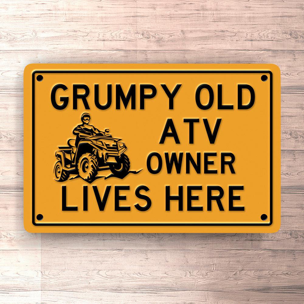 Atv Grumpy Old Atv Owner Lives Here Skilte, Musemåtte, Dørmåtte-Skilte-ATV-Garage Culture Shop- garage - man cave - merchandise