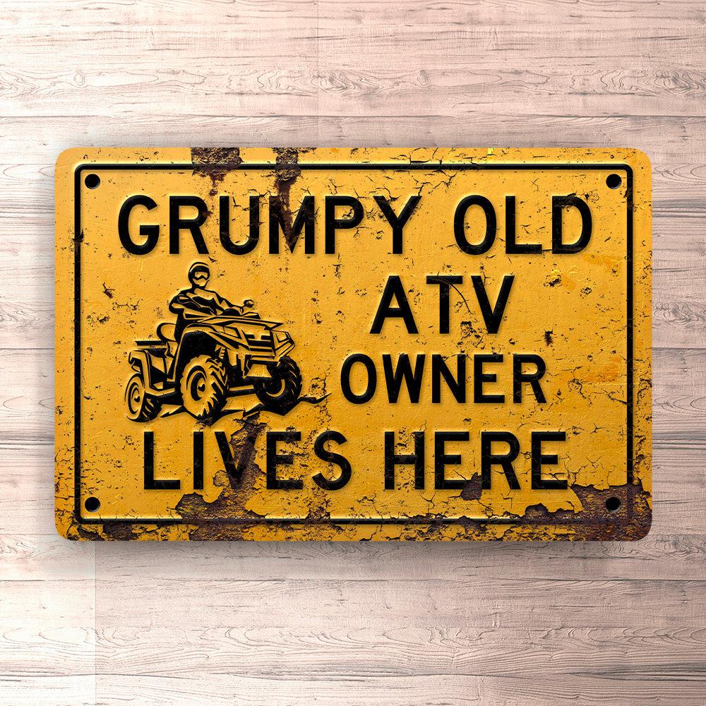 Atv Grumpy Old Atv Owner Lives Here Skilte, Musemåtte, Dørmåtte-Skilte-ATV-Garage Culture Shop- garage - man cave - merchandise