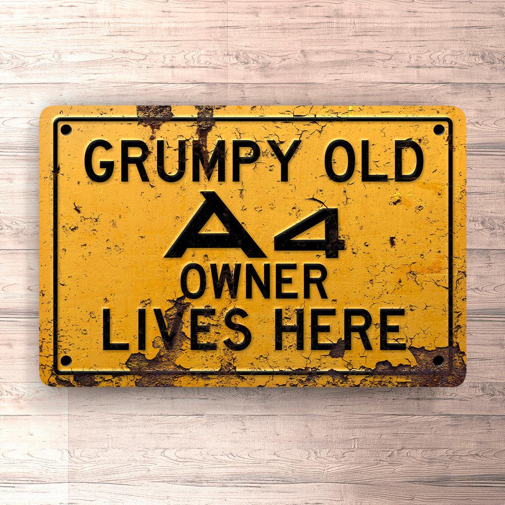 Audi Grumpy Old Audi A4 Owner Lives Here Skilte, Musemåtte, Dørmåtte-Skilte-Audi-Garage Culture Shop- garage - man cave - merchandise