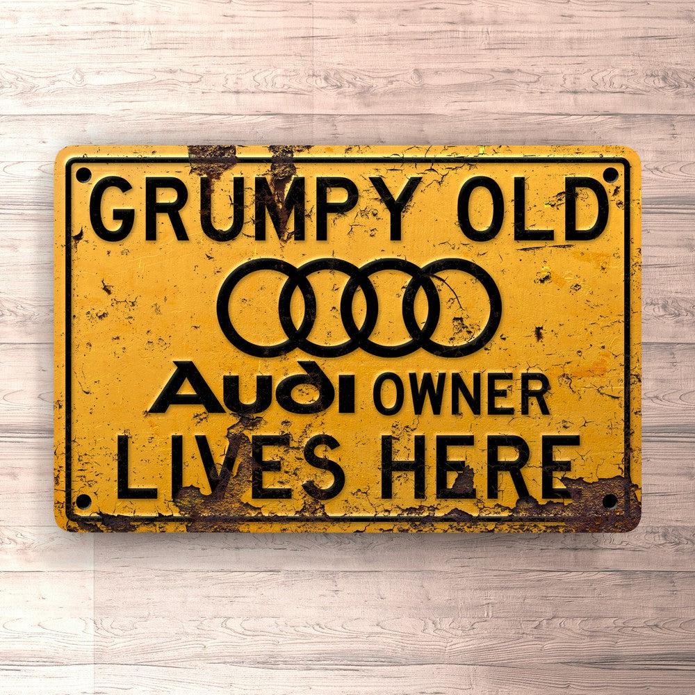 Audi Grumpy Old Audi Owner Lives Here Skilte, Musemåtte, Dørmåtte-Skilte-Audi-Garage Culture Shop- garage - man cave - merchandise