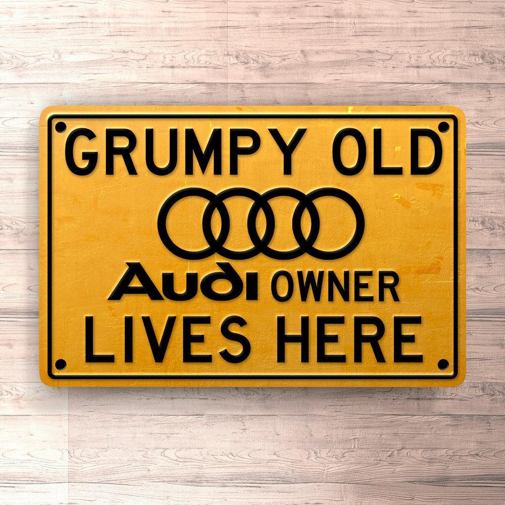 Audi Grumpy Old Audi Owner Lives Here Skilte, Musemåtte, Dørmåtte , Plakat-Skilte-Audi-Garage Culture Shop- garage - man cave - merchandise