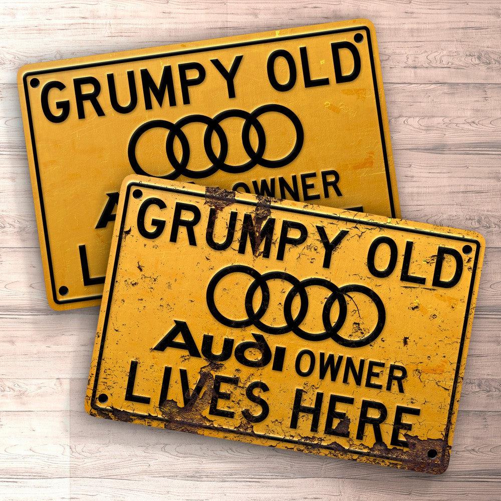 Audi Grumpy Old Audi Owner Lives Here Skilte, Musemåtte, Dørmåtte , Plakat-Skilte-Audi-Garage Culture Shop- garage - man cave - merchandise