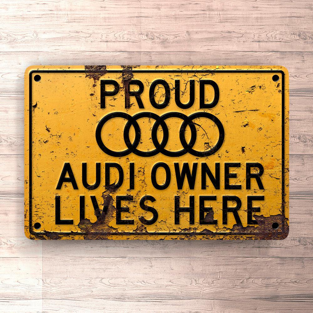 Audi Proud Audi Owner Lives Here Skilte, Musemåtte, Dørmåtte-Skilte-Audi-Garage Culture Shop- garage - man cave - merchandise