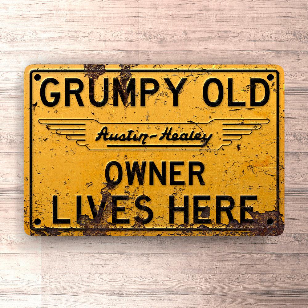 Austin Healey Grumpy Old Austin Healey Owner Lives Here Skilte, Musemåtte, Dørmåtte , Plakat-Skilte-Austin Healey-Garage Culture Shop- garage - man cave - merchandise