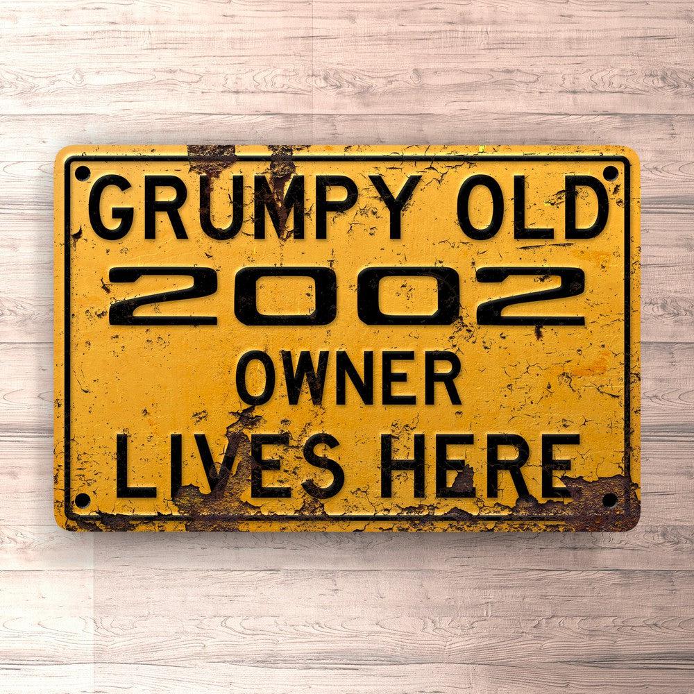BMW Grumpy Old BMW 2002 Owner Lives Here Skilte, Musemåtte, Dørmåtte , Plakat-Skilte-BMW-Garage Culture Shop- garage - man cave - merchandise