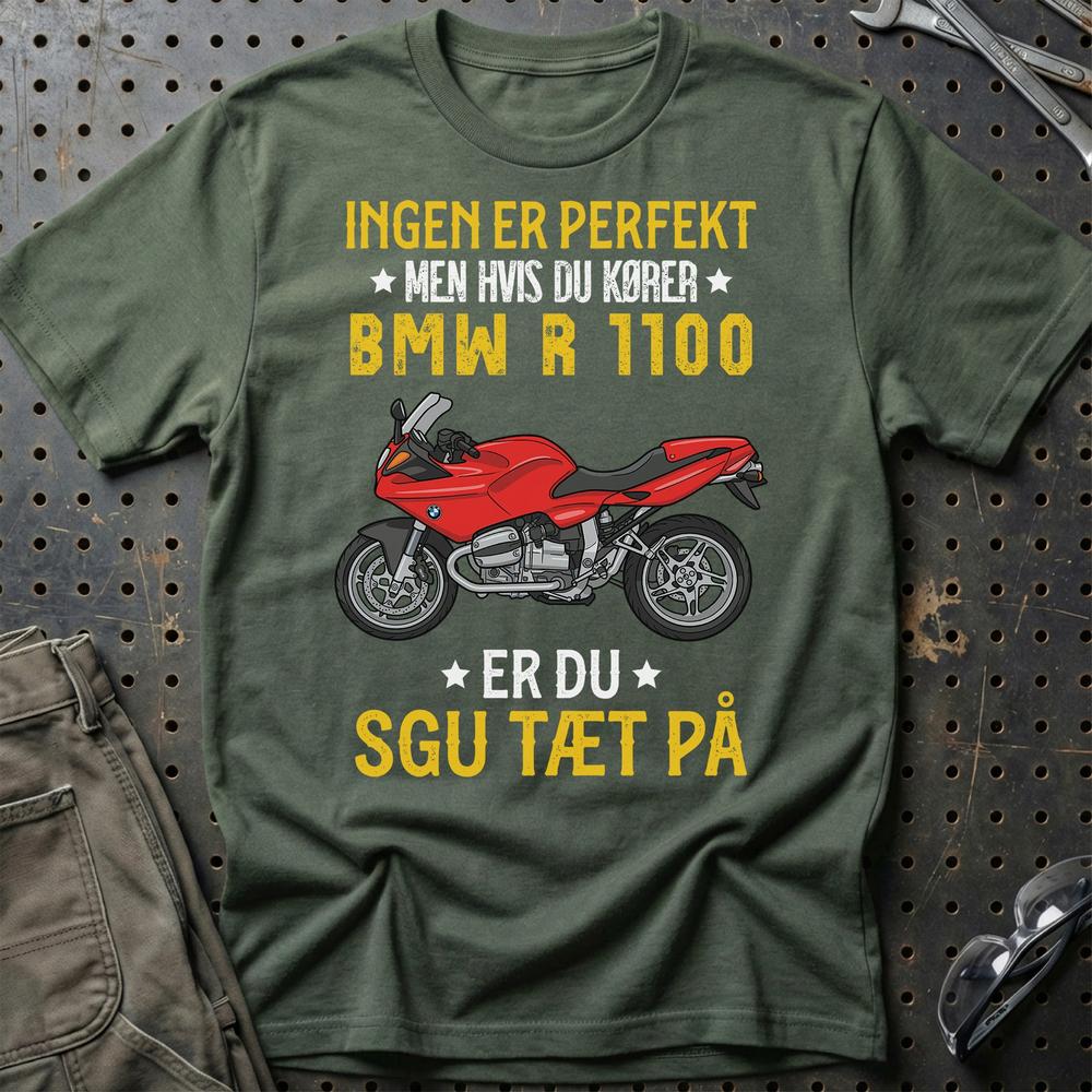 BMW Ingen Er Perfekt Men Hvis Du Kører BMW R1100 Er Du Sgu Tæt På Unisex T-Shirt , Bomuld-Beklædning-BMW-Grøn Militær-S-Garage Culture Shop- garage - man cave - merchandise