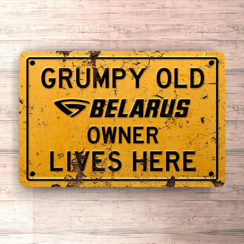 Belarus Grumpy Old Owner Lives Here Skilte, Musemåtte, Dørmåtte-Skilte-Belarus-Garage Culture Shop- garage - man cave - merchandise