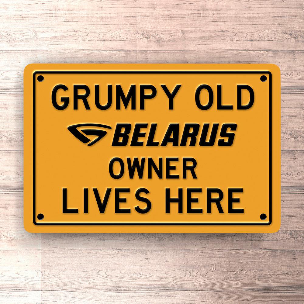 Belarus Grumpy Old Owner Lives Here Skilte, Musemåtte, Dørmåtte , Plakat-Skilte-Belarus-Garage Culture Shop- garage - man cave - merchandise