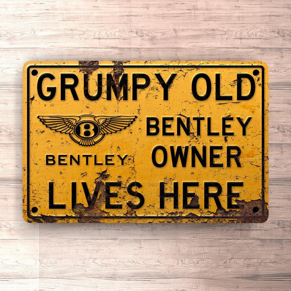Bentley Grumpy Old Bentley Owner Lives Here Skilte, Musemåtte, Dørmåtte-Skilte-Bentley-Garage Culture Shop- garage - man cave - merchandise