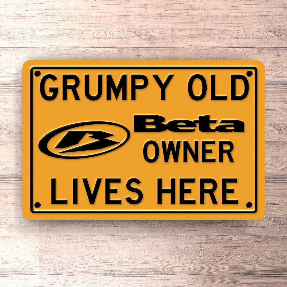 Beta Grumpy Old Beta Owner Lives Here Skilte, Musemåtte, Dørmåtte-Skilte-Beta-Garage Culture Shop- garage - man cave - merchandise