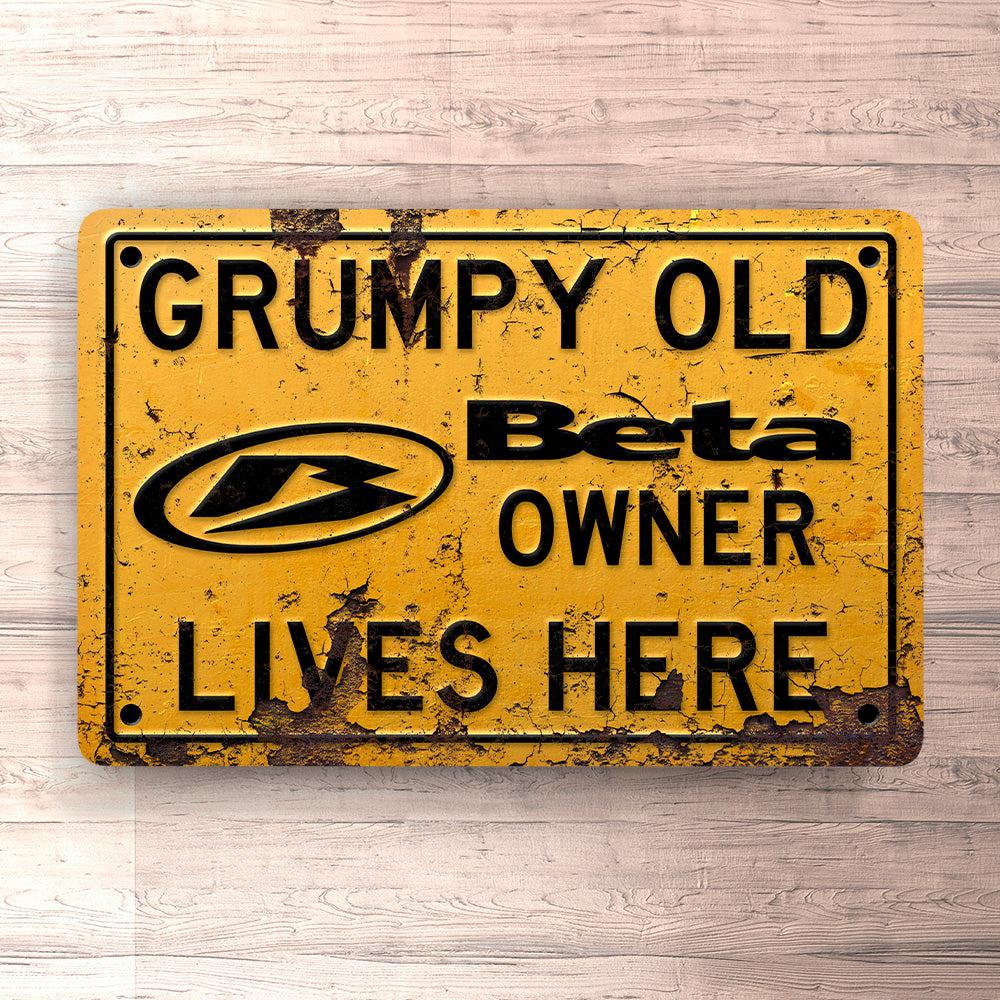 Beta Grumpy Old Beta Owner Lives Here Skilte, Musemåtte, Dørmåtte-Skilte-Beta-Garage Culture Shop- garage - man cave - merchandise