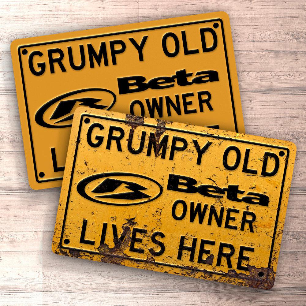 Beta Grumpy Old Beta Owner Lives Here Skilte, Musemåtte, Dørmåtte , Plakat-Skilte-Beta-Garage Culture Shop- garage - man cave - merchandise