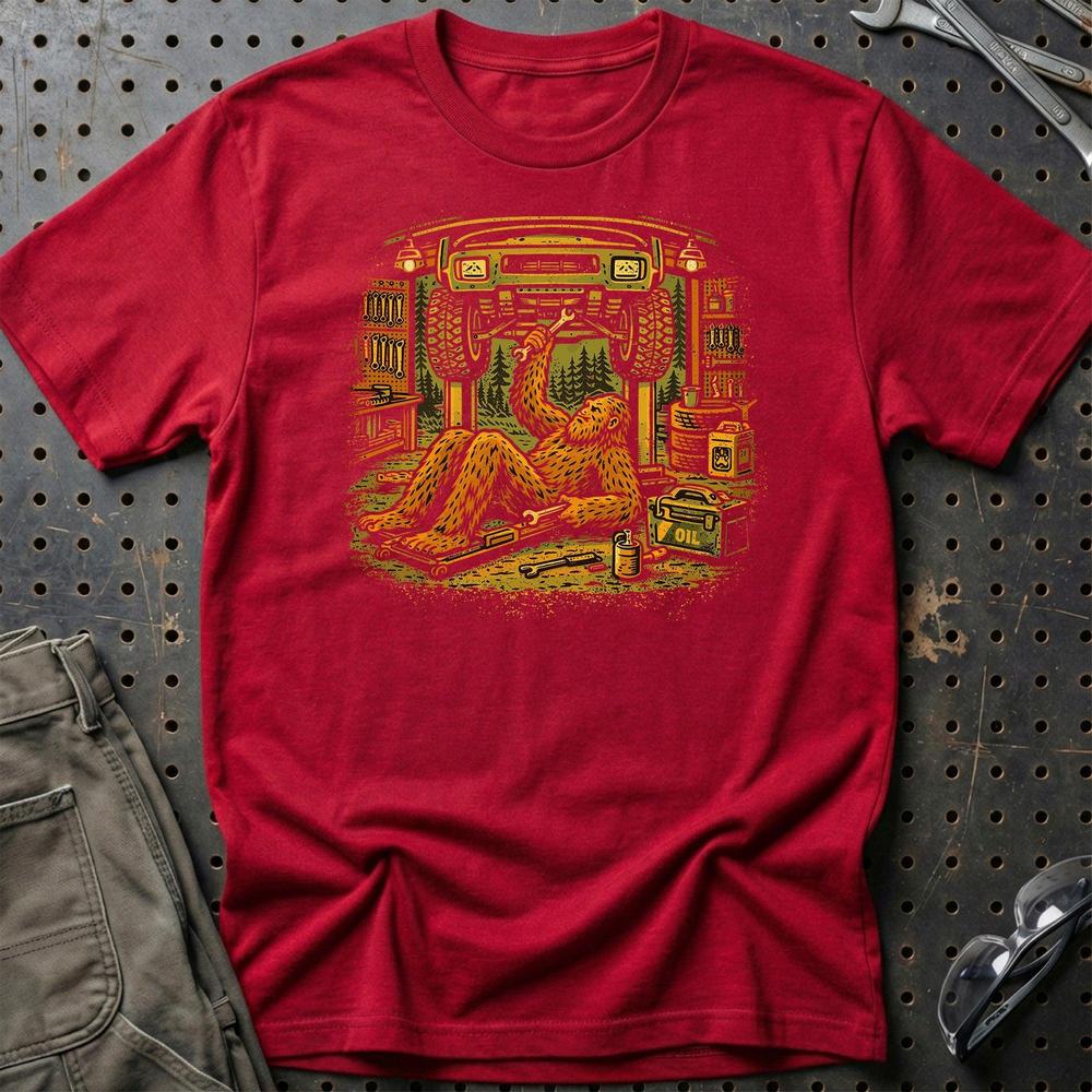 Bigfoot Mekaniker - Unisex T-Shirt , Bomuld-Beklædning-Garage Culture-Rød-S-Garage Culture Shop- garage - man cave - merchandise