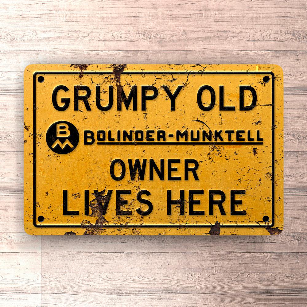 Bolinder Munktell Grumpy Old Owner Lives Here Skilte, Musemåtte, Dørmåtte-Skilte-Bolinder Munktell-Garage Culture Shop- garage - man cave - merchandise