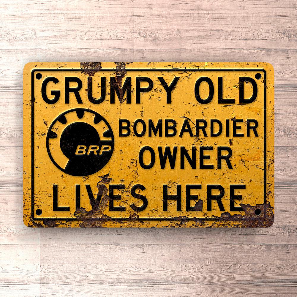 Bombardier Grumpy Old Bombardier Owner Lives Here Skilte, Musemåtte, Dørmåtte-Skilte-Bombardier-Garage Culture Shop- garage - man cave - merchandise