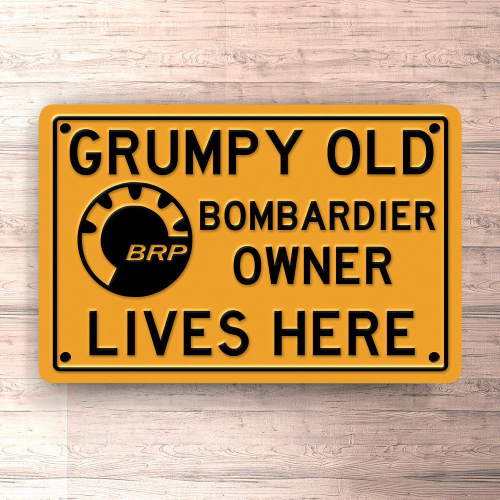 Bombardier Grumpy Old Bombardier Owner Lives Here Skilte, Musemåtte, Dørmåtte , Plakat-Skilte-Bombardier-Garage Culture Shop- garage - man cave - merchandise