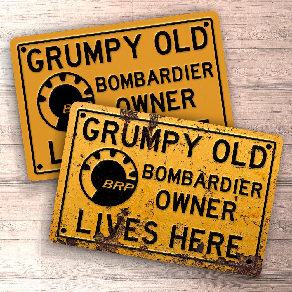 Bombardier Grumpy Old Bombardier Owner Lives Here Skilte, Musemåtte, Dørmåtte , Plakat-Skilte-Bombardier-Garage Culture Shop- garage - man cave - merchandise