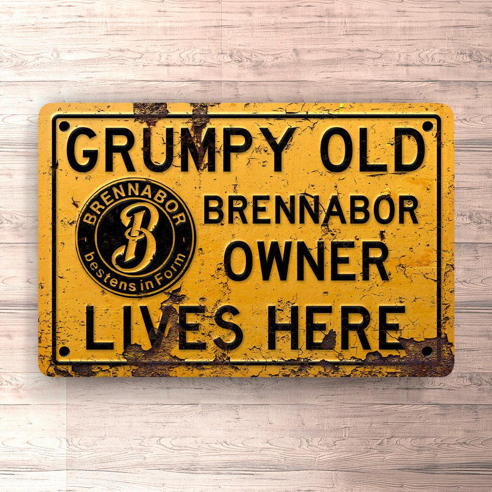 Brennabor Grumpy Old Brennabor Owner Lives Here Skilte, Musemåtte, Dørmåtte-Skilte-Brennabor-Garage Culture Shop- garage - man cave - merchandise