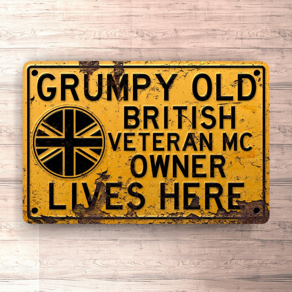 British Veteran Mc Grumpy Old British Veteran Mc Owner Lives Here Skilte, Musemåtte, Dørmåtte-Skilte-British Veteran MC-Garage Culture Shop- garage - man cave - merchandise