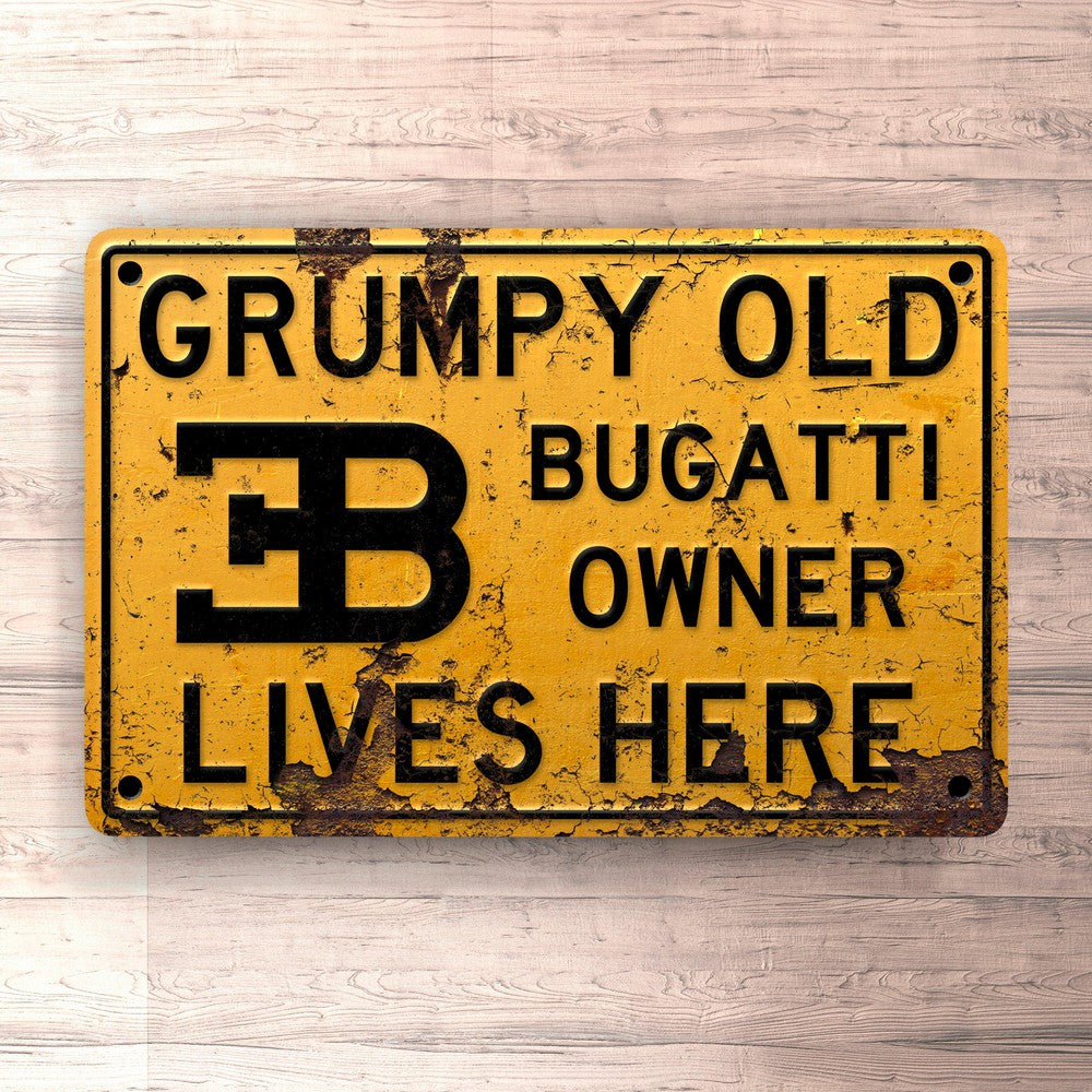 Bugatti Grumpy Old Bugatti Owner Lives Here Skilte, Musemåtte, Dørmåtte-Skilte-Bugatti-Garage Culture Shop- garage - man cave - merchandise