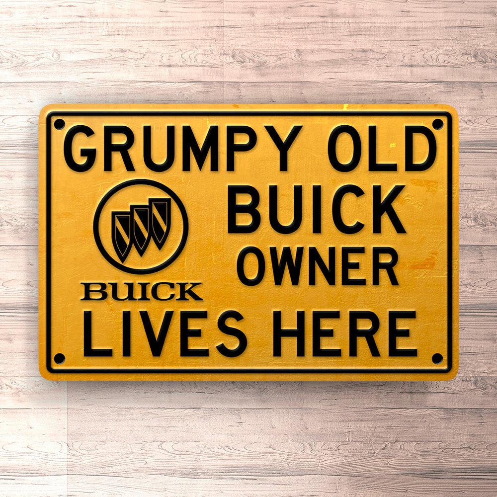 Buick Grumpy Old Buick Owner Lives Here Skilte, Musemåtte, Dørmåtte , Plakat-Skilte-Buick-Garage Culture Shop- garage - man cave - merchandise