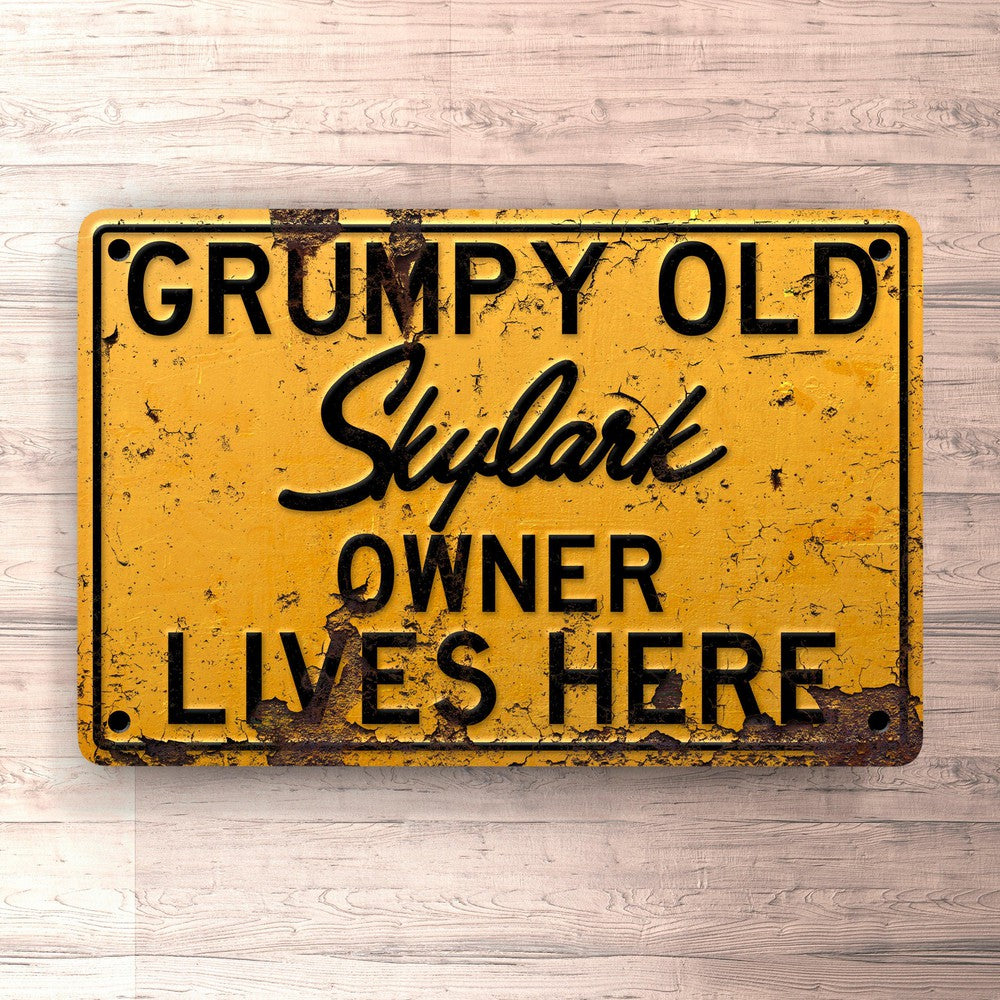 Buick Skylark Grumpy Old Buick Skylark Owner Lives Here Skilte, Musemåtte, Dørmåtte-Skilte-Buick-Garage Culture Shop- garage - man cave - merchandise