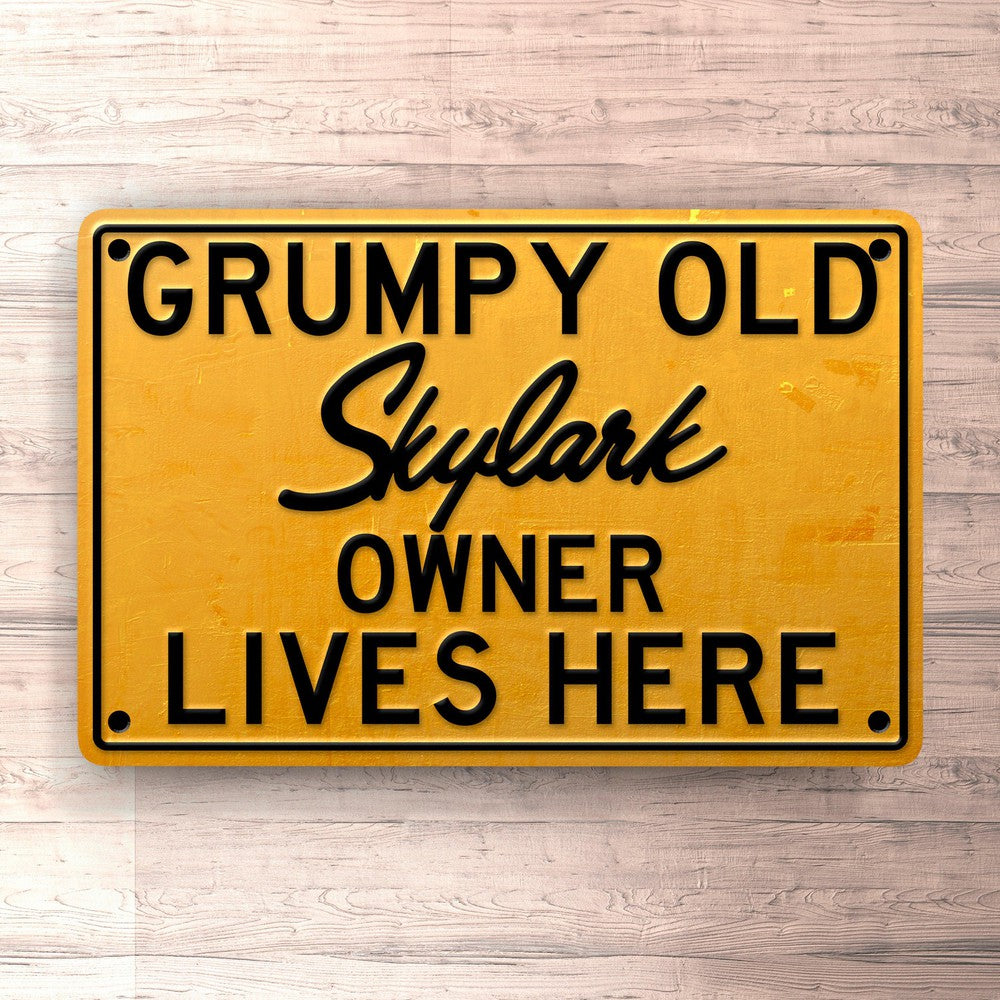 Buick Skylark Grumpy Old Buick Skylark Owner Lives Here Skilte, Musemåtte, Dørmåtte , Plakat-Skilte-Buick-Garage Culture Shop- garage - man cave - merchandise