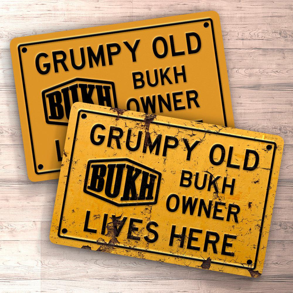 Bukh Grumpy Old Owner Lives Here Skilte, Musemåtte, Dørmåtte , Plakat-Skilte-Bukh-Garage Culture Shop- garage - man cave - merchandise