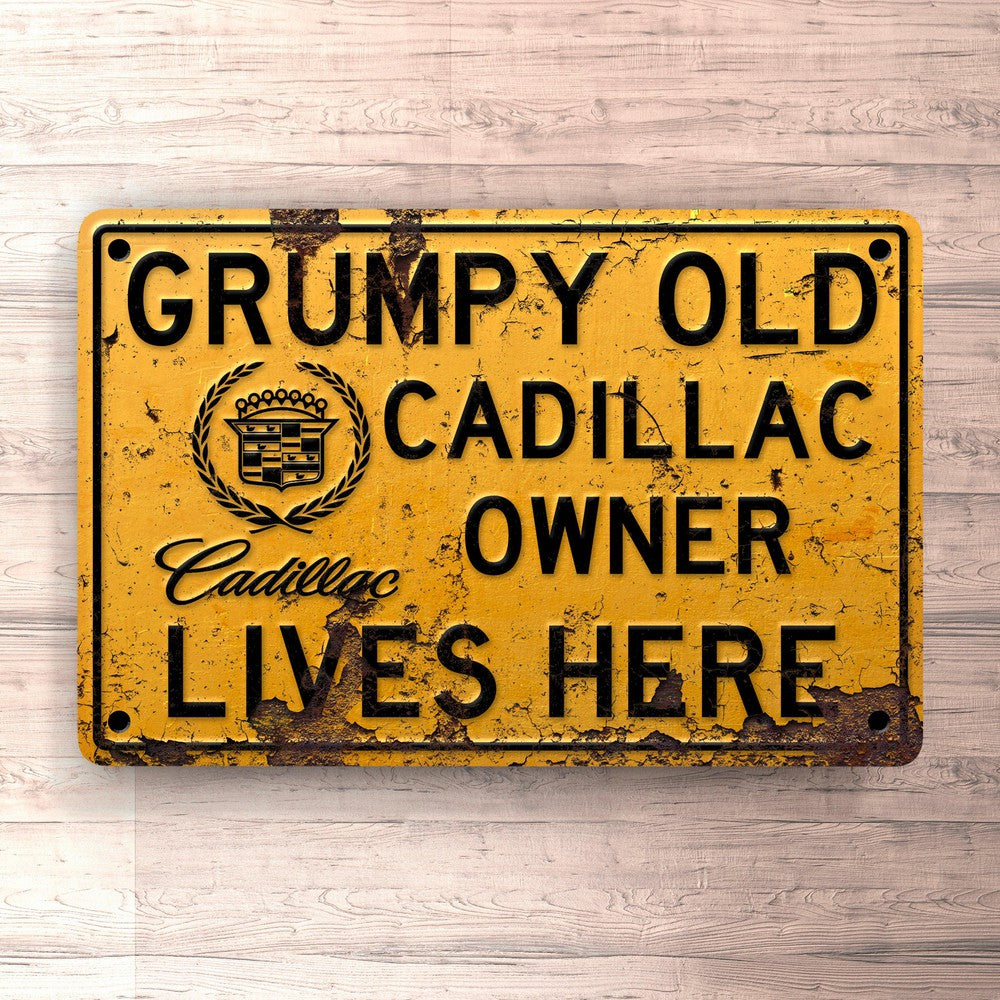 Cadillac Grumpy Old Cadillac Owner Lives Here Skilte, Musemåtte, Dørmåtte-Skilte-Cadillac-Garage Culture Shop- garage - man cave - merchandise