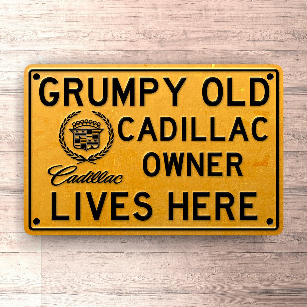 Cadillac Grumpy Old Cadillac Owner Lives Here Skilte, Musemåtte, Dørmåtte , Plakat-Skilte-Cadillac-Garage Culture Shop- garage - man cave - merchandise