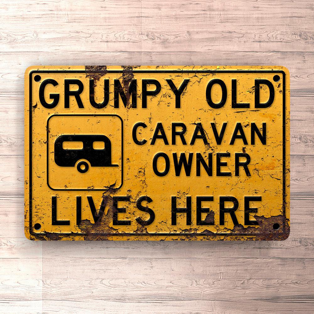 Caravan Grumpy Old Caravan Owner Lives Here Skilte, Musemåtte, Dørmåtte-Skilte-Caravan-Garage Culture Shop- garage - man cave - merchandise