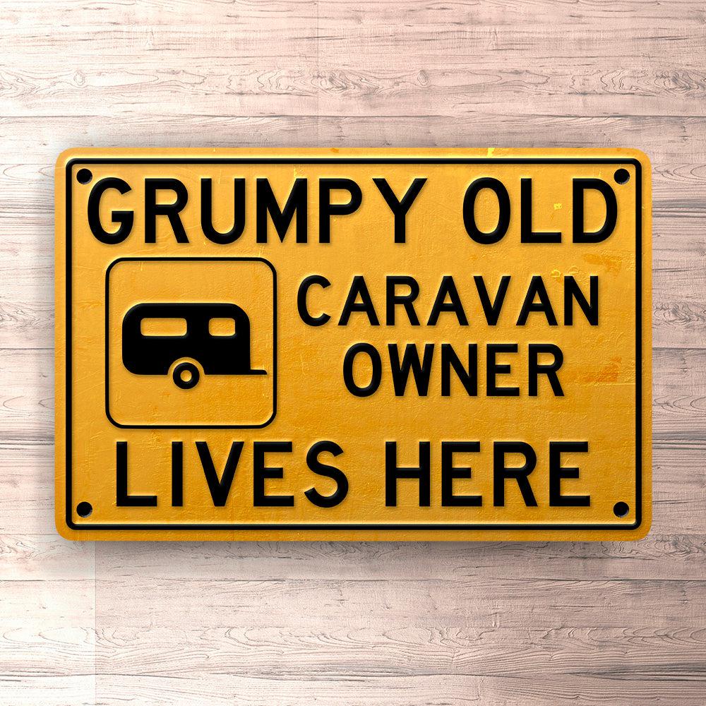 Caravan Grumpy Old Caravan Owner Lives Here Skilte, Musemåtte, Dørmåtte , Plakat-Skilte-Caravan-Garage Culture Shop- garage - man cave - merchandise