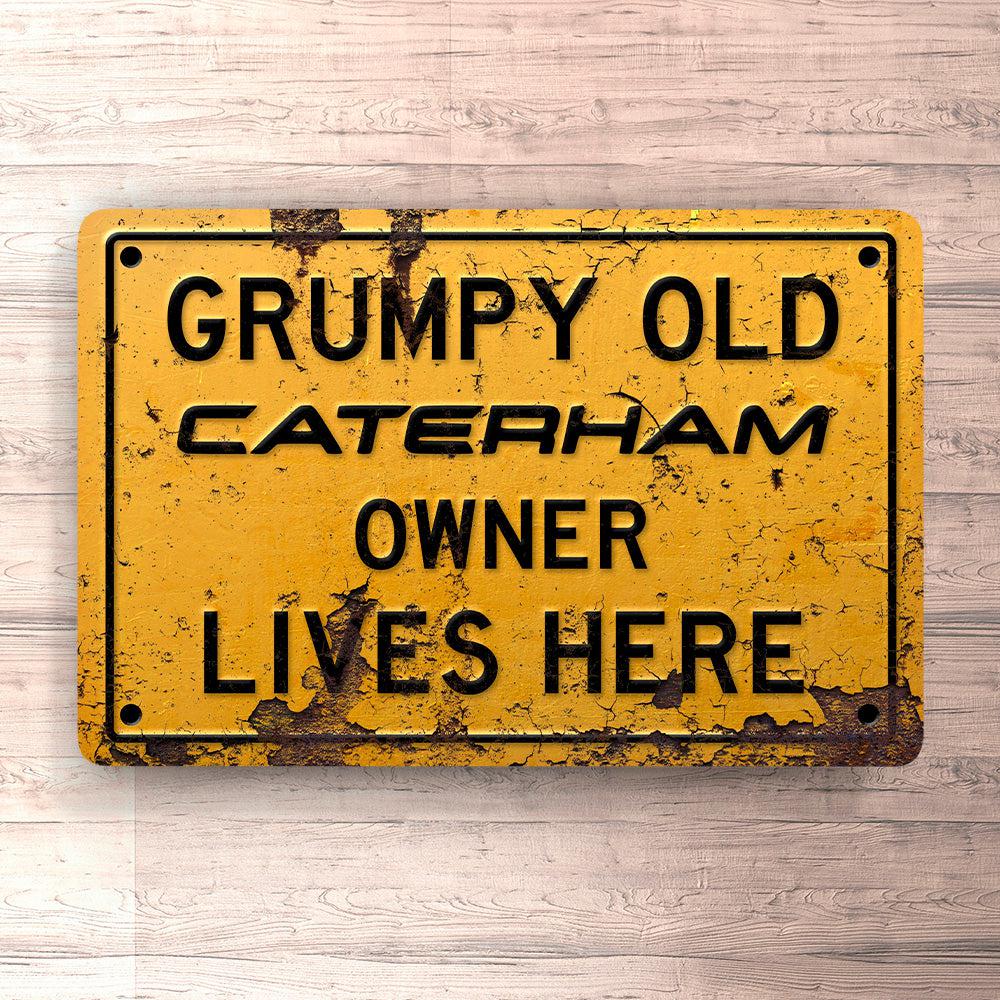 Caterham Grumpy Old Caterham Owner Lives Here Skilte, Musemåtte, Dørmåtte , Plakat-Skilte-Caterham-Garage Culture Shop- garage - man cave - merchandise