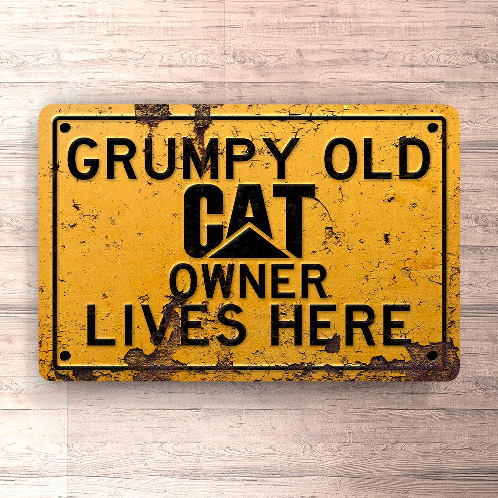 Caterpillar Grumpy Old Caterpillar Owner Lives Here Skilte, Musemåtte, Dørmåtte-Skilte-Caterpillar-Garage Culture Shop- garage - man cave - merchandise