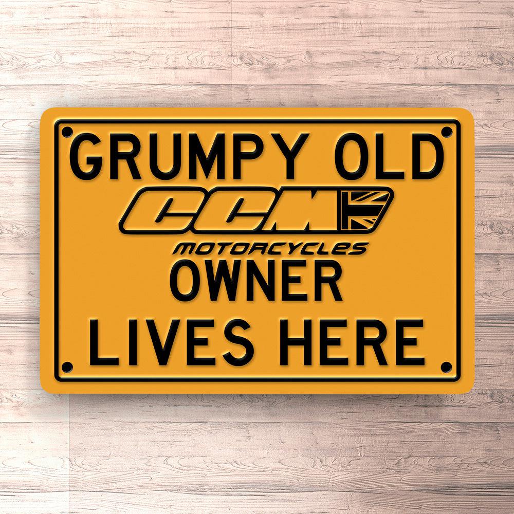Ccm Grumpy Old Ccm Owner Lives Here Skilte, Musemåtte, Dørmåtte-Skilte-CCM-Garage Culture Shop- garage - man cave - merchandise