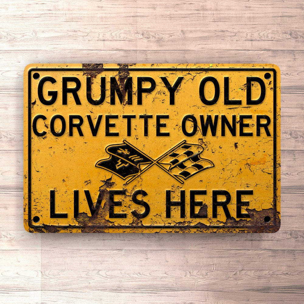 Chevrolet Corvette C3 Grumpy Old Chevrolet Corvette C3 Owner Lives Here Skilte, Musemåtte, Dørmåtte-Skilte-Chevrolet-Garage Culture Shop- garage - man cave - merchandise