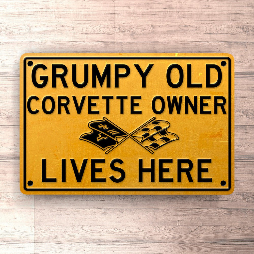 Chevrolet Corvette C3 Grumpy Old Chevrolet Corvette C3 Owner Lives Here Skilte, Musemåtte, Dørmåtte , Plakat-Skilte-Chevrolet-Garage Culture Shop- garage - man cave - merchandise