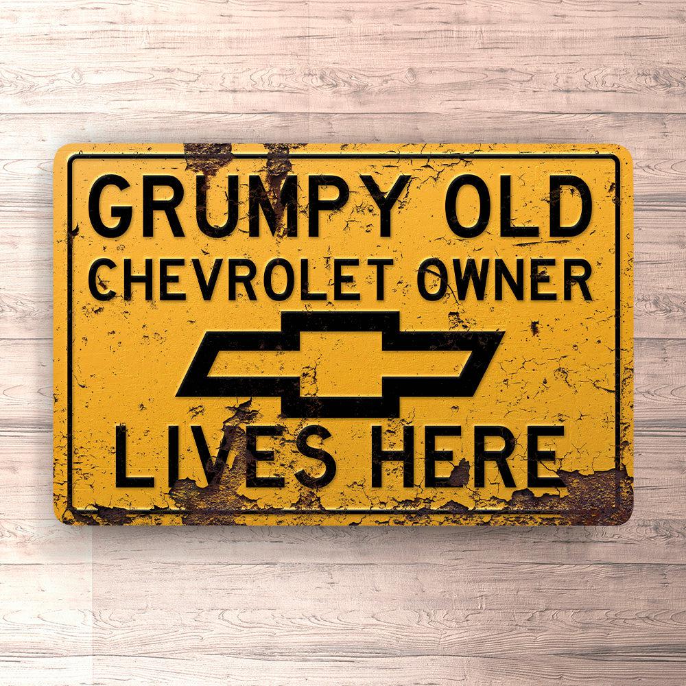 Chevrolet Grumpy Old Chevrolet Owner Lives Here Skilte, Musemåtte, Dørmåtte , Plakat-Skilte-Chevrolet-Garage Culture Shop- garage - man cave - merchandise