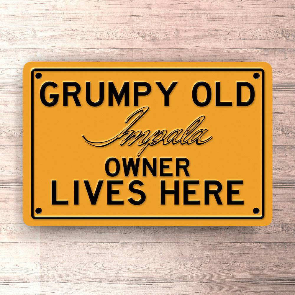 Chevrolet Impala Grumpy Old Chevrolet Impala Owner Lives Here Skilte, Musemåtte, Dørmåtte-Skilte-Chevrolet-Garage Culture Shop- garage - man cave - merchandise